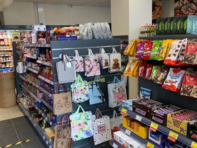 VVN-teamet utførte levering av handelsutstyr og monteringsarbeid i den nye butikken til butikkjeden "TOP" i Riga.14